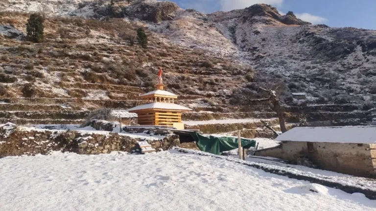 चकराता के लोखंडी में सीजन की पहली बर्फबारी, लोगों के चेहरे खिल उठे