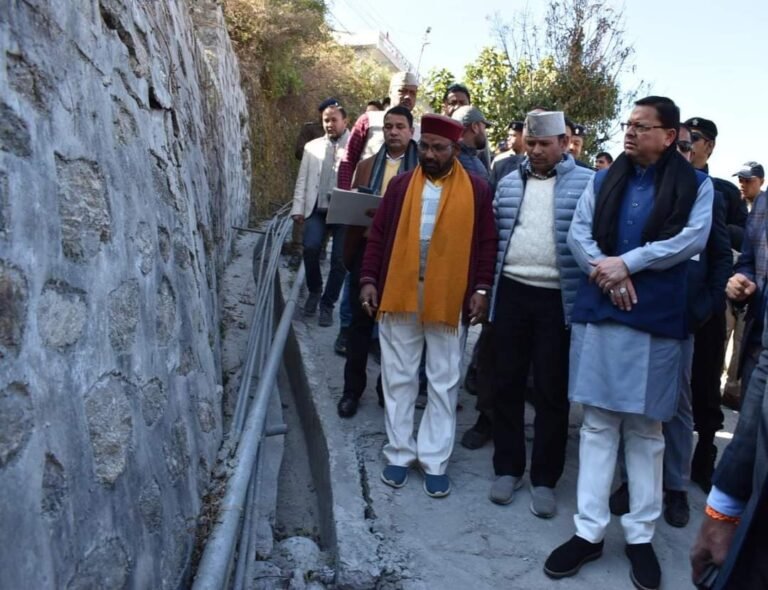 लोगों की सुरक्षा सबसे महत्वपूर्ण, सीएम पुष्कर सिंह धामी ने जोशीमठ में प्रभावितों से मिलकर हर सम्भव मदद का भरोसा दिलाया