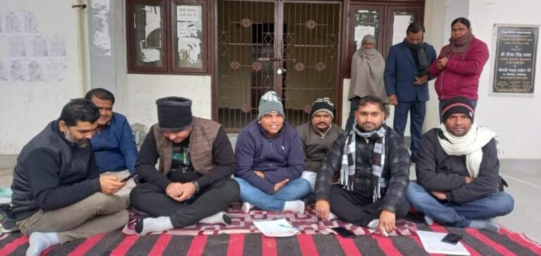 समस्याओं को लेकर प्रधान संगठन ने ब्लॉक कार्यालय पर ताला लगाकर किया धरना-प्रदर्शन