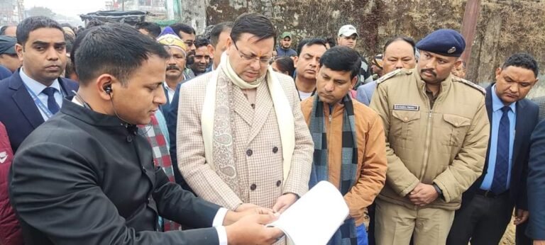 मुख्यमंत्री पुष्कर सिंह धामी ने टनकपुर में बनने वाले अन्तरराज्यीय बस अड्डे की भूमि का किया निरीक्षण