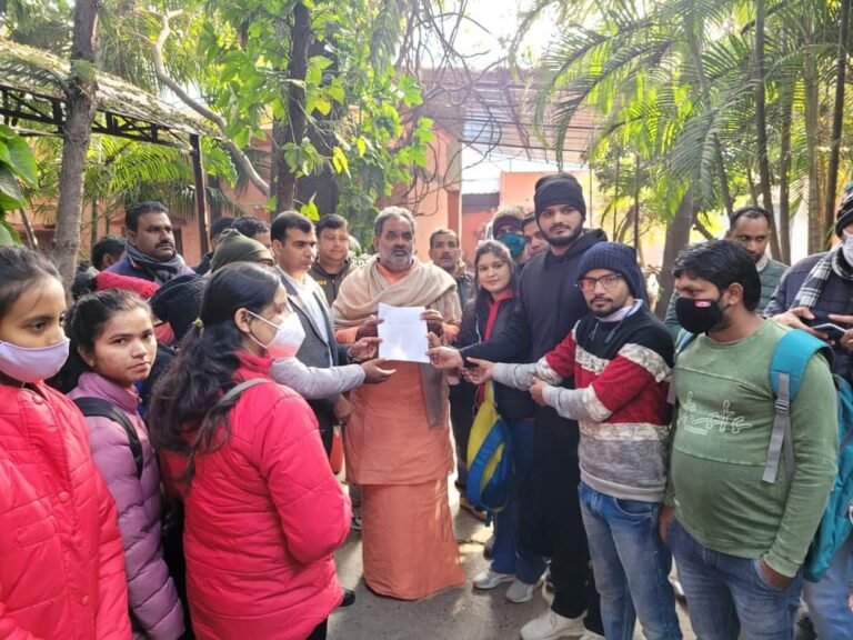 पीसीएस मेंस के अभ्यर्थियों ने स्वामी यतीश्वरानंद को सौंपा सीएम के नाम ज्ञापन