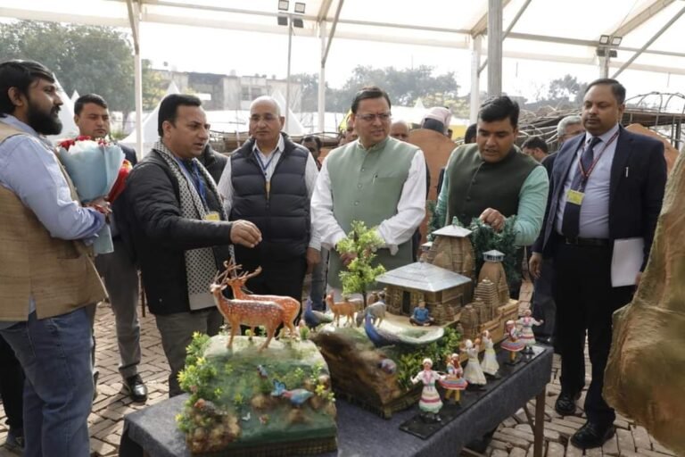 समृद्ध पौराणिक एवं सांस्कृतिक संजोए हुए हैं “मानसखण्ड” की झांकी, सीएम ने झांकी में सम्मिलित उत्तराखण्ड के कलाकारों को दी बधाई