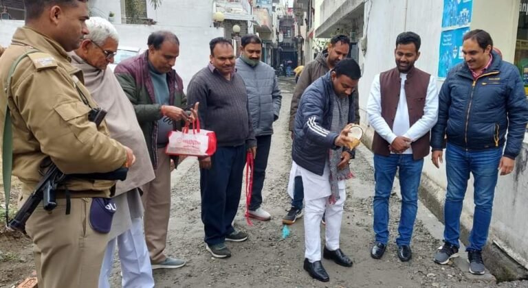 मेयर गौरव गोयल ने सड़क निर्माण कार्य का किया शुभारंभ, कहा- सड़कों का निर्माण कार्य पूरी पारदर्शिता एवं गुणवत्ता के आधार पर कराया जाना प्राथमिकता