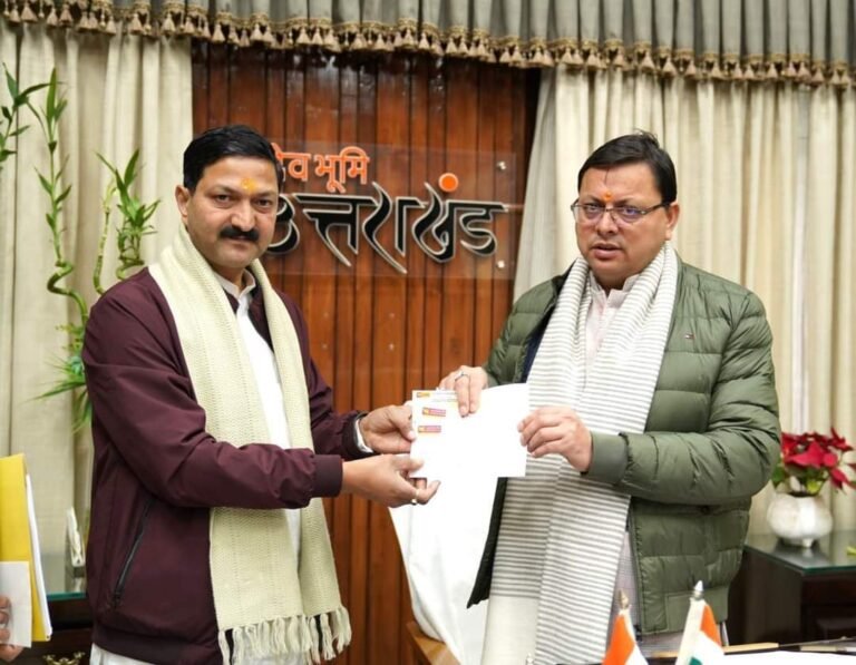 भूधंसाव क्षेत्र में प्रभावितों की सहायता के लिए मुख्यमंत्री राहत कोष के लिए 5 लाख रुपए का चेक सीएम को सौंपा