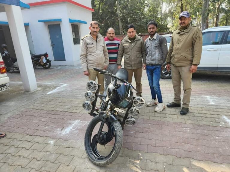 पुलिस ने चेकिंग के दौरान एक युवक की बाइक को किया सीज, छह प्रेशर होर्न बजाकर लोगों को कर रहा था परेशान