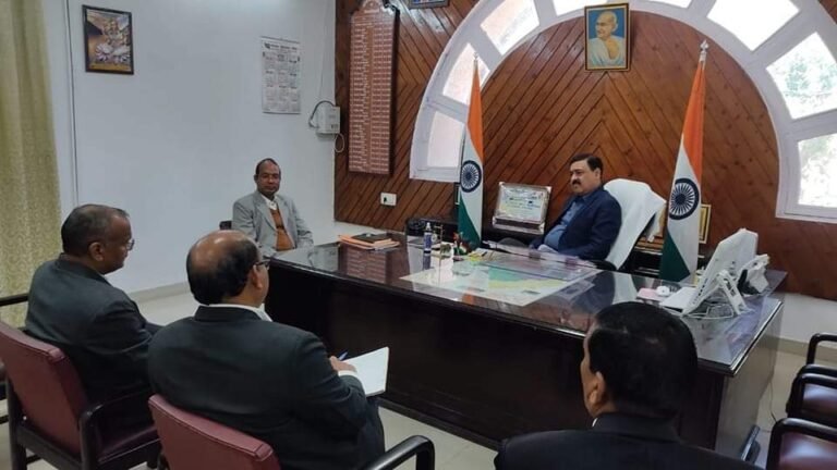 विद्यालय के चहुंमुखी विकास के लिए दो करोड़ रूपये की धनराशि उपलब्ध कराई जाएगी