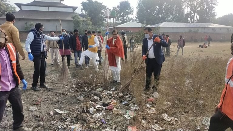 कैबिनेट मंत्री प्रेमचंद अग्रवाल ने चलाया सफाई अभियान, लोगों से की सार्वजनिक स्थानों पर कूड़ा न फेंकने की अपील