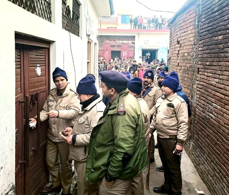 छह माह से फरार चल रहे हिस्ट्रीशीटर के घर बहादराबाद पुलिस की कुर्की, घर की खिड़की दरवाजों चौखट सहित अन्य संपत्ति को कुर्क कर लिया
