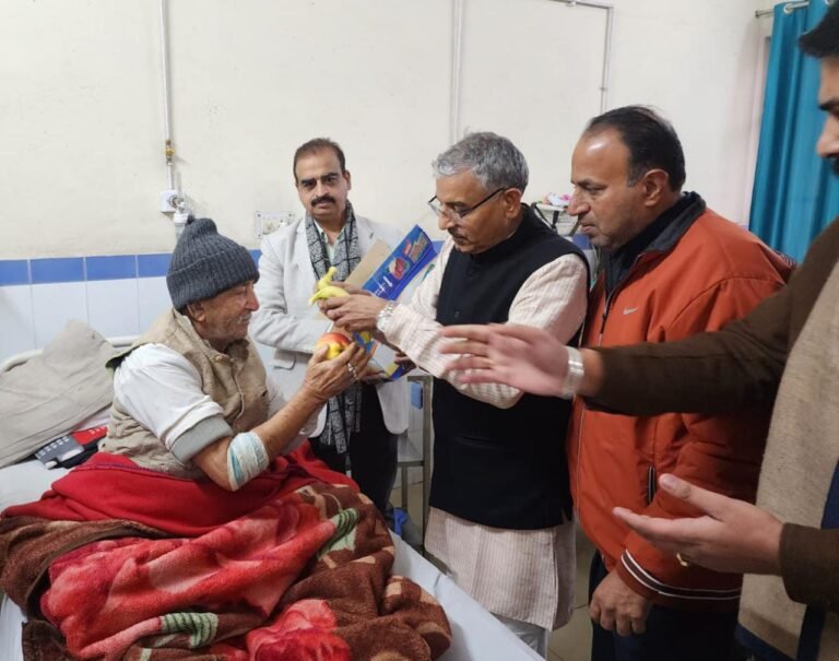 पूर्व प्रदेश अध्यक्ष मदन कौशिक के जन्मदिन पर सिविल अस्पताल में मरीजों को फल वितरित किए