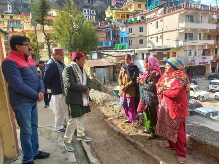 कैबिनेट मंत्री डॉ धन सिंह रावत ने जोशीमठ में सम्भाला मोर्चा, सारे कार्यक्रम रद्द कर प्रभावितों को राहत पहुंचाने में जुटे