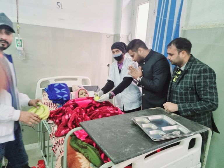 समाजसेवी डॉ.अमन गुप्ता ने जिला अस्पताल में मरीजों को वितरित किए फल, बांटे कंबल