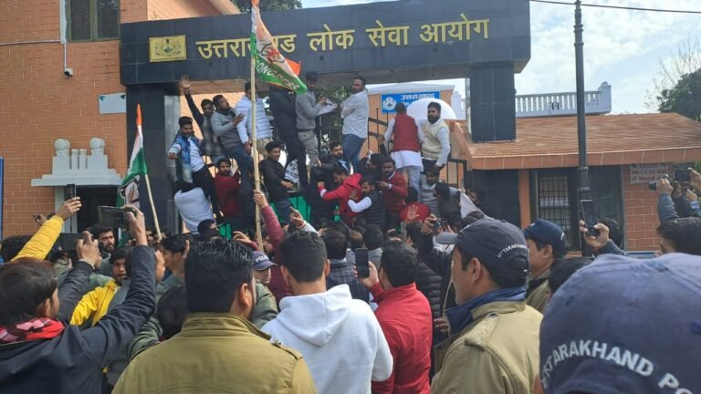 हरिद्वार: पटवारी पेपर लीक मामले में कांग्रेसियों ने किया लोक सेवा अयोग का घेराव, विधायकों और कार्यकर्ताओं ने दी गिरफ्तारी