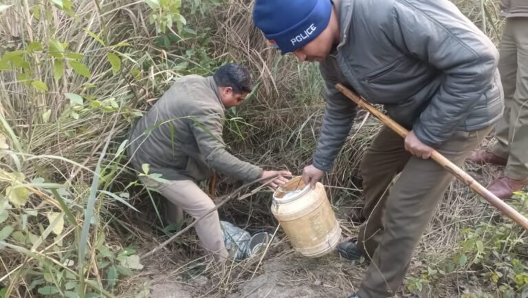 ड्रोन कैमरे की मदद से पकड़ी कच्ची शराब की भट्ठी, भट्ठी के उपकरणों के अलावा लगभग 10 हजार लीटर लाहन बरामद