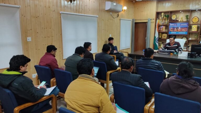 जिलाधिकारी ने अधिकारियों को प्रधानमंत्री किसान सम्मान निधि योजना के सम्बन्ध में दिशा निर्देश दिए