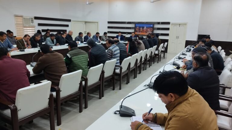 प्रमुख चैराहों पर लाउडस्पीकर के माध्यम से देशप्रेम एवं देश भक्ति के गीतों का प्रसारण किया जाएगा, डीएम ने गणतंत्र दिवस समारोह मनाए जाने के सम्बन्ध ली बैठक