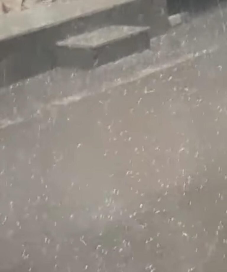 धर्मनगरी में बारिश के साथ गिरे ओले, ठंडी हवाओं ने छुटाई लोगों की कंपकंपी