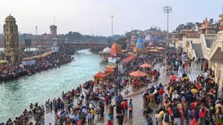 मकर संक्रांति पर धर्मनगरी में उमड़ा आस्था का सैलाब, हर-हर गंगे का उच्‍चारण कर पावन डुबकी लगा रहे श्रद्धालु