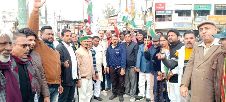 कांग्रेसियों ने पटवारी का पेपर लीक मामले में सरकार के खिलाफ प्रदर्शन किया, कहा- युवाओं के भविष्य के साथ खिलवाड़ कर रही भाजपा सरकार