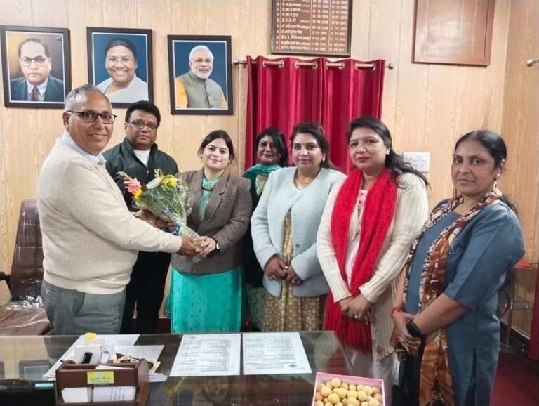 भाजपा महिला मोर्चा जिलाध्यक्ष अनामिका शर्मा ने एसएमजेएन के प्राचार्य डॉ सुनील कुमार बत्रा का आशीर्वाद लिया