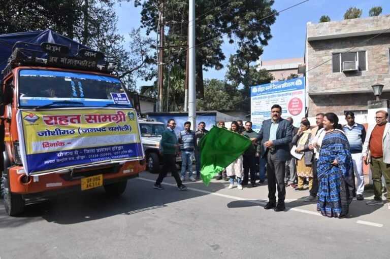 डीएम ने ट्रकों के माध्यम से दूसरी राहत खेप को जोशीमठ के लिए किया रवाना