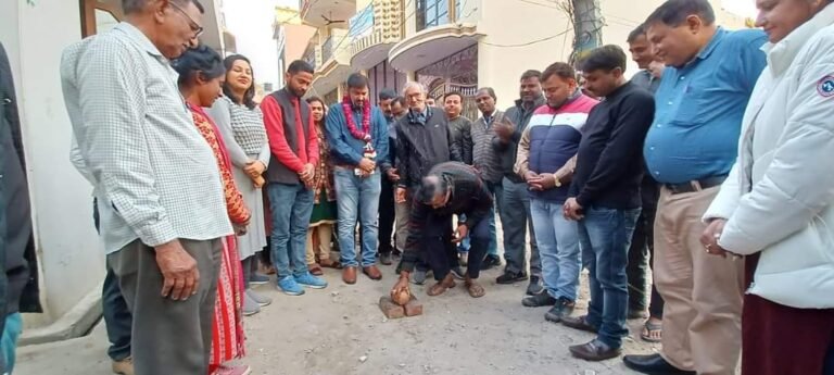 पालिकाध्यक्ष राजीव शर्मा ने टिहरी विस्थापित कॉलोनी में सड़क और नाली का निर्माण कार्य शुरू कराया