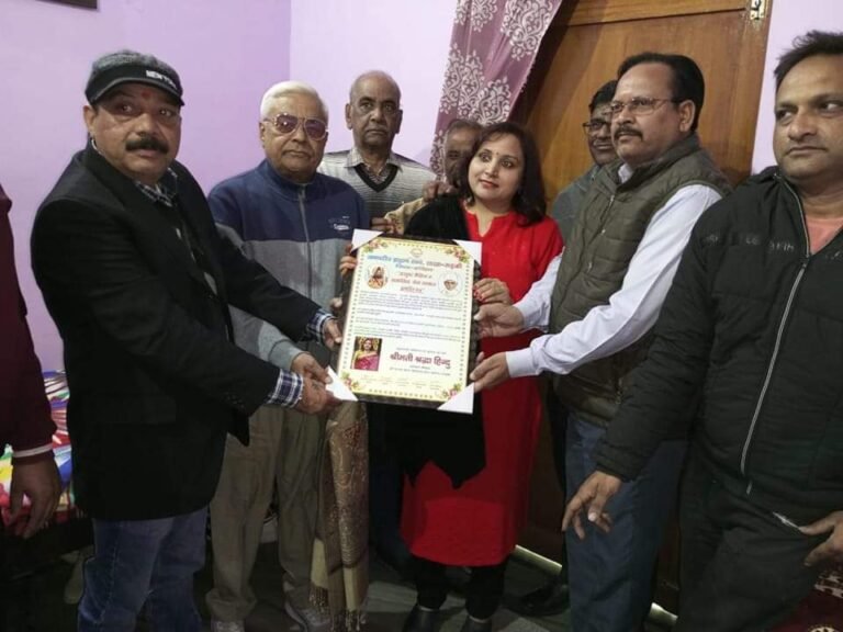 उत्कृष्ट कार्य करने वालों को प्रोत्साहित करना बहुत जरूरी, जनपदीय ब्राह्मण सभा ने किया श्रद्धा हिन्दू को सम्मानित