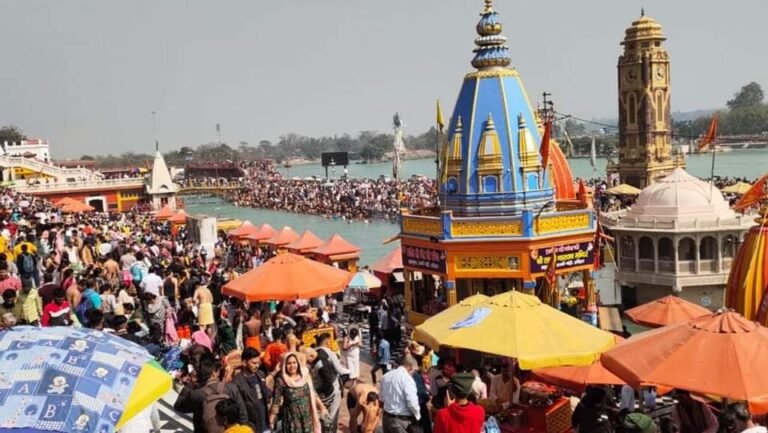 हरिद्वार में महाशिवरात्रि पर उमड़ा आस्था का सैलाब, हरकी पैड़ी पर लाखों श्रद्धालुओं ने लगाई पावन डुबकी