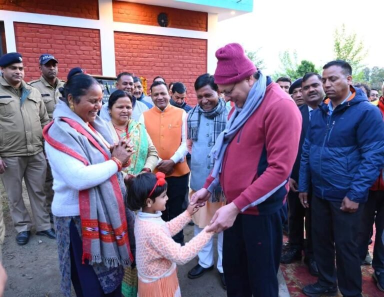 टिहरी की पगडंडियों में प्रातः काल भ्रमण पर निकले सीएम धामी, पावर वीडर से की खेतों की जुताई