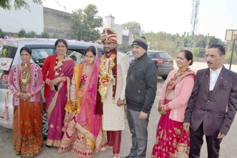हरिद्वार में दूल्हे की ड्रेस में एलएलबी की परीक्षा देने पहुंचा छात्र, शिक्षक और छात्र रह गए हैरान
