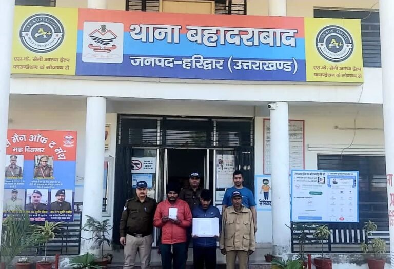 सात दुकानों के ताले तोड़ने वाला गिरोह पकड़ा, दुकानों से चोरी हुआ एक लैपटॉप और नगदी बरामद