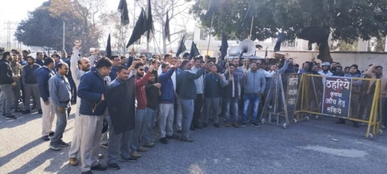 भेल कर्मचारियों ने किया प्रबंधन के खिलाफ प्रदर्शन, प्रबंधन पर श्रमिक विरोधी नीतियों का लगाया आरोप