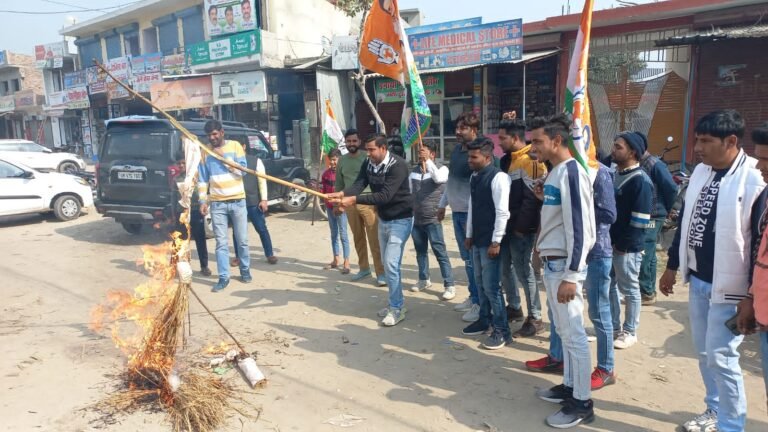 भगवानपुर में यूथ कांग्रेस ने लाठीचार्ज के विरोध में सीएम का पुतला फूंका