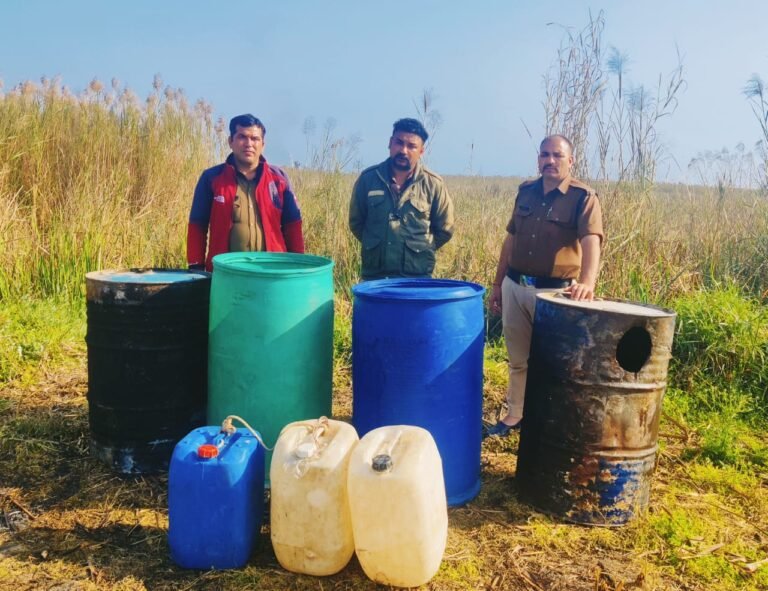 पुलिस ने पकड़ी गंगा किनारे चल रही देशी शराब की भट्टी, दस हजार लीटर लाहन बरामद