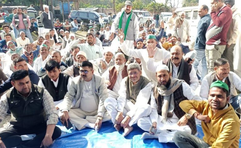 भाकियू रोड़ गुट ने किया ऊर्जा निगम कार्यालय का घेराव, कहा-चेकिंग के नाम पर किसानों का उत्पीड़न कर रहे ऊर्जा निगम