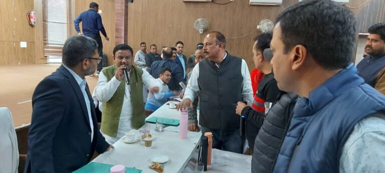 रुड़की नगर निगम बोर्ड बैठक में हंगामे के बीच 98 करोड़ का बजट पास, पार्षदों के खेमों में जबरदस्त तकरार और हुई नोकझोंक