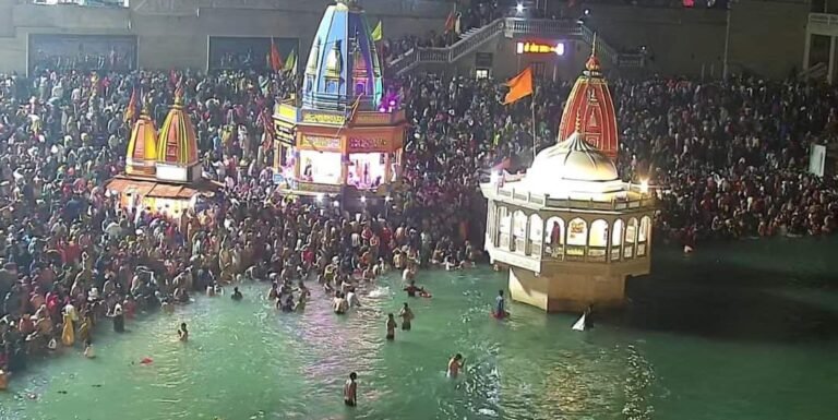 हरिद्वार में सोमवती अमावस्या पर लाखों श्रद्धालुओं ने लगाई आस्था डुबकी, बाजार में भी देखने को मिली रौनक