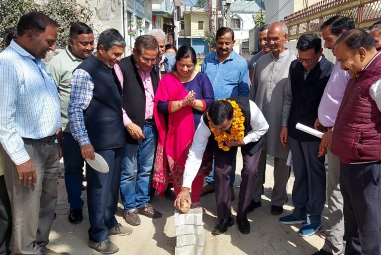 मेयर गौरव गोयल ने किया इंटरलॉकिंग टाइल्स सड़क के निर्माण कार्य का शुभारंभ, कहा-तेजी से कराए जा रहे है विकास कार्य