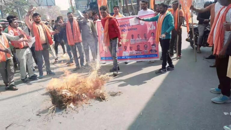 भगवानपुर में हिन्दू संगठनों ने फूंका राजस्थान के मुख्यमंत्री का पुतला, गहलोत सरकार के खिलाफ की नारेबाजी