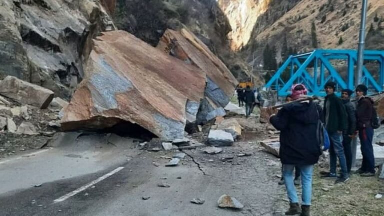 अचानक चट्टान का एक बड़ा हिस्सा टूटकर हाईवे पर गिरा, आवाजाही ठप, टला बड़ा हादसा