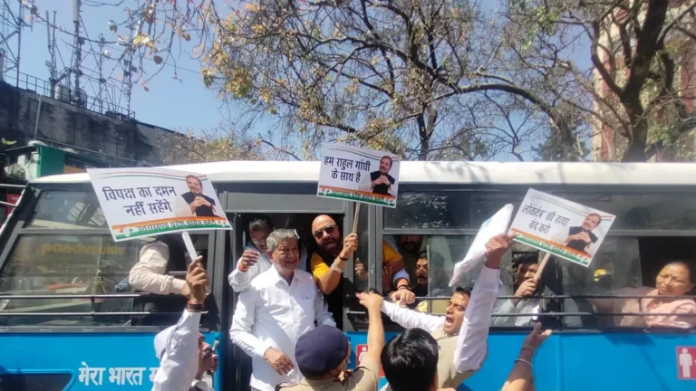 कांग्रेस के पूर्व अध्यक्ष राहुल गांधी की सजा के विरोध में कांग्रेसियों का प्रदर्शन, हरीश रावत समेत कई कांग्रेसी गिरफ्तार