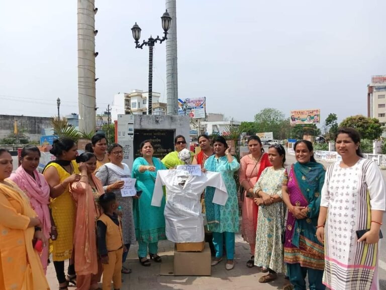 बजट सत्र के दौरान विधानसभा अध्यक्ष ऋतु खंडूरी से दुर्व्यवहार करने पर कांग्रेस विधायकों का फूंका गया पुतला