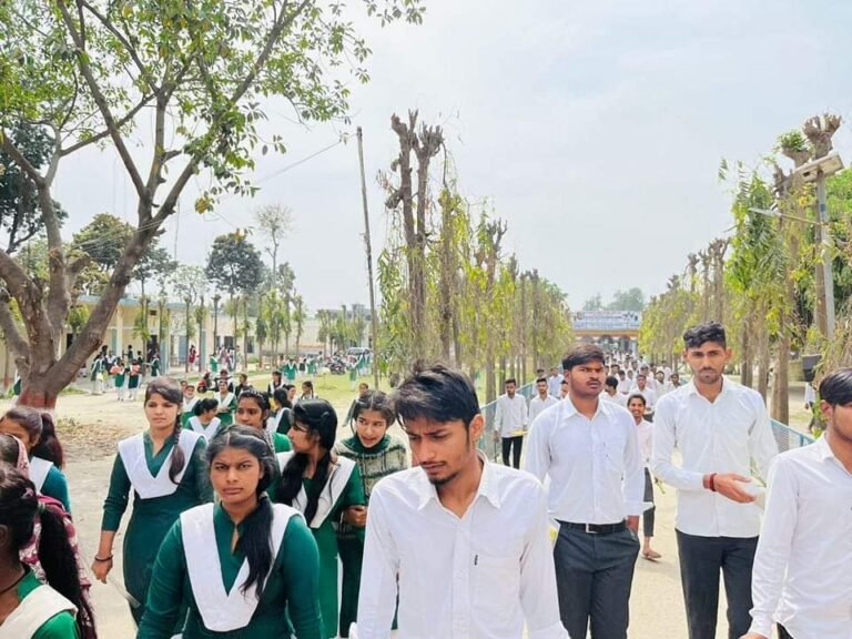 उत्तराखंड बोर्ड परीक्षा में हिन्दी का पेपर देखकर बच्चों के चेहरे खिल उठे