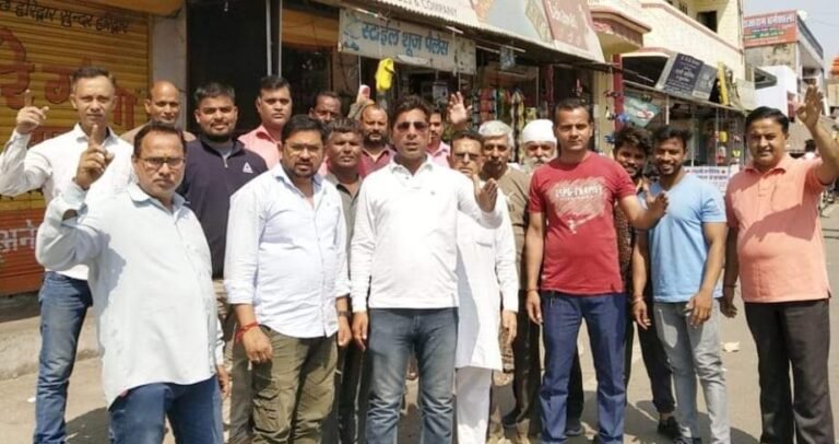 व्यापारियों ने किया ऊर्जा निगम के खिलाफ प्रदर्शन, कहा-रोजाना सुबह सुबह रोस्टिंग के नाम पर की जा रही बिजली कटौती