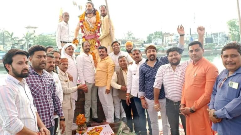 भगवान श्री परशुराम घाट समिति ने परशुराम की सात फीट ऊंची मूर्ति स्थापित की, भंडारे का भी किया गया आयोजन