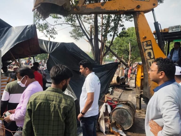 रोड़ीबेलवाला क्षेत्र में अतिक्रमण हटाने की कार्रवाई जारी