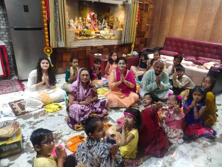 दुर्गा अष्टमी पर घर-घर कन्याओं का पूजन, नौ कन्याओं को घर पर भोजन खिलाकर दिए उपहार