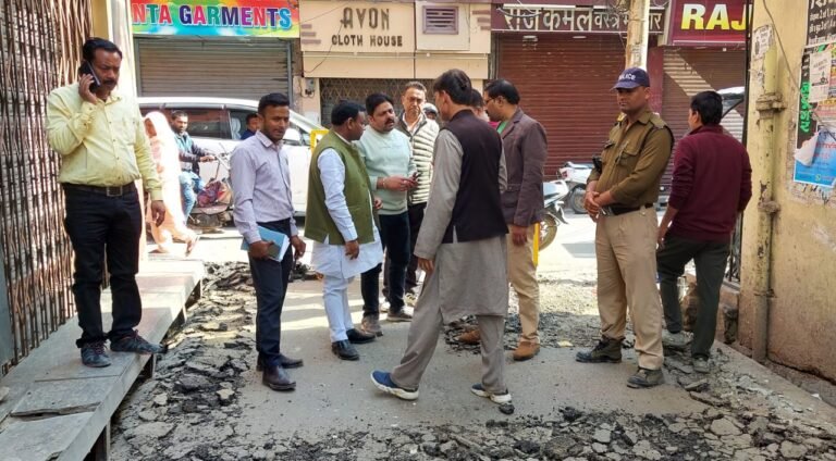 मेयर गौरव गोयल ने किया कार्यों का निरीक्षण, कहा-नगर की तमाम सड़कों को किया जाएगा गड्ढा मुक्त