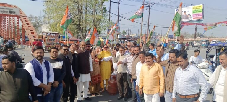 रुड़की में कांग्रेसियों ने सिलेंडर के दाम बढ़ाने पर प्रदर्शन किया, बोले-भाजपा सरकार जनता के हितों के खिलाफ फैसले ले रही