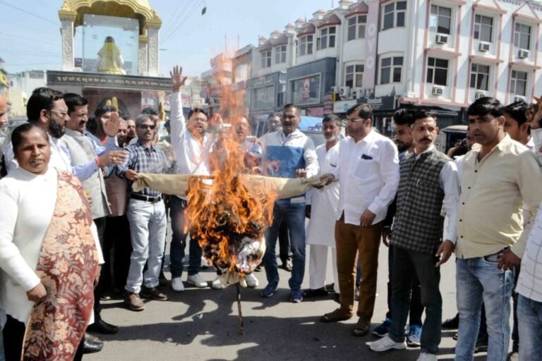 हरिद्वार में कांग्रेसियों ने रसोई गैस के दाम बढ़ाए जाने के विरोध में किया प्रदर्शन, कहा-महंगाई रोकने में सरकार फेल