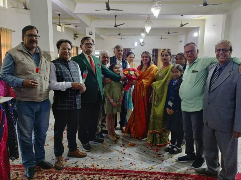 रोटरी क्लब ने खेली फूलों की होली, पांच छात्र-छात्राओं को दी गई साइकिल